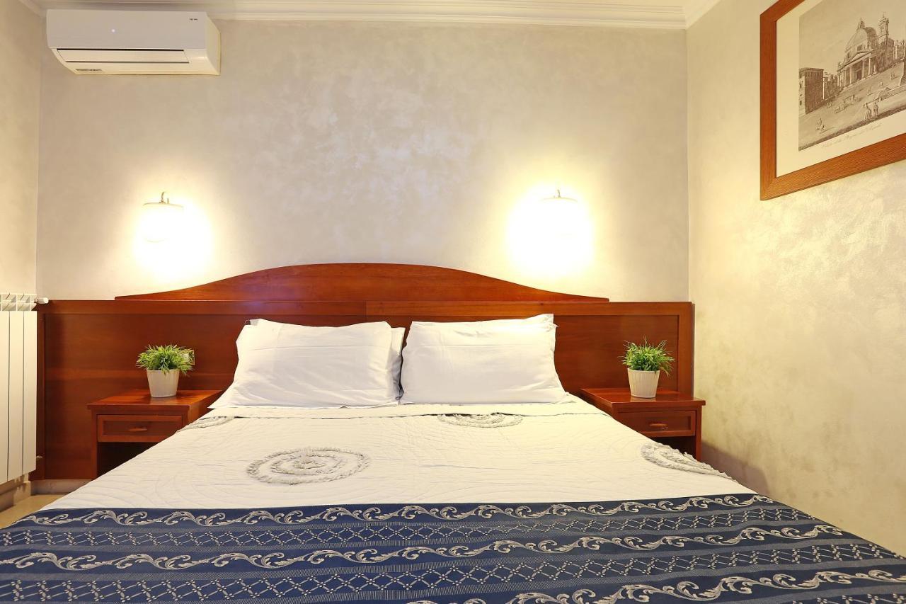 Adorasuite Bed & Breakfast Rom